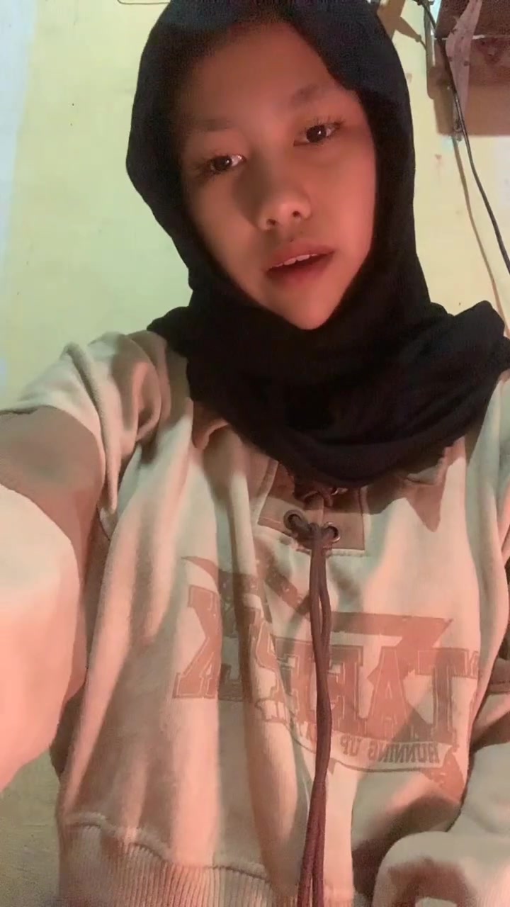 Hijabers Cantik Sange Membayangkan Kontol Pacar